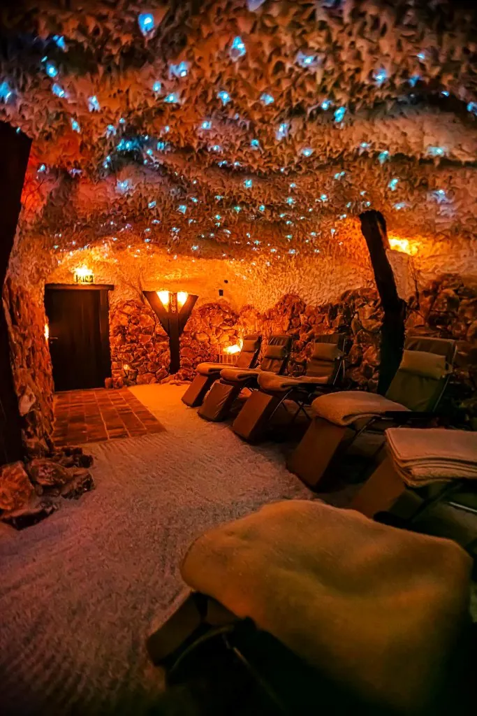 Salzgrotte Salzkotten: Liegen unter der Kristalldecke, vorne eine Decke