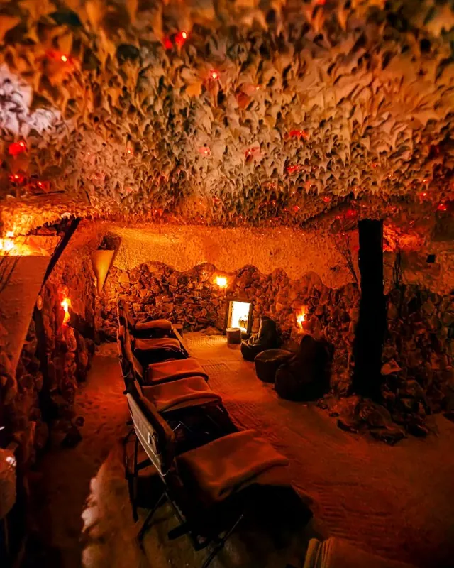 Reihe von Liegen in der Salzgrotte Salzkotten