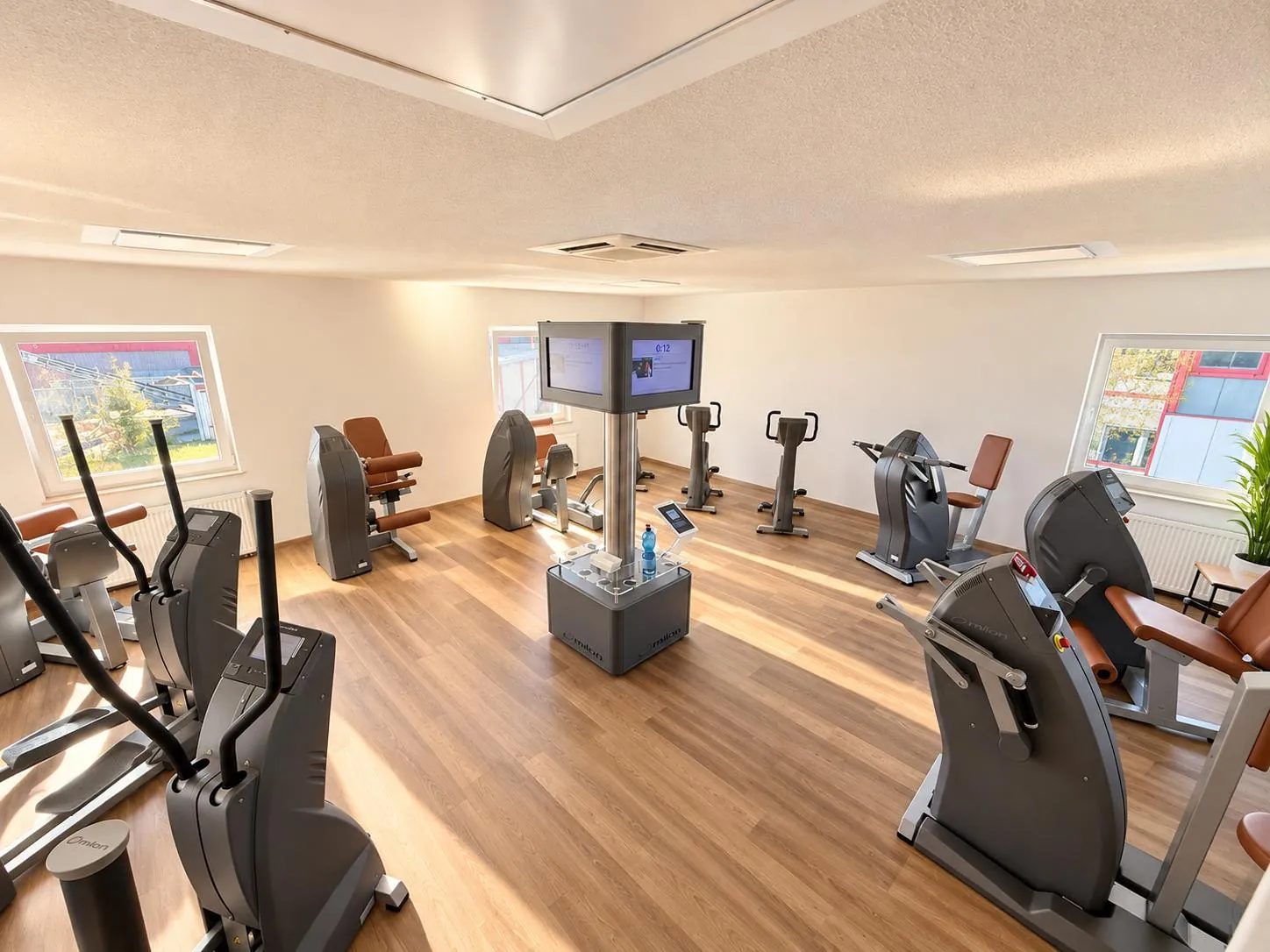 Der helle Trainingsraum mit den milon-Geräten im Institut Wellness in Salzkotten