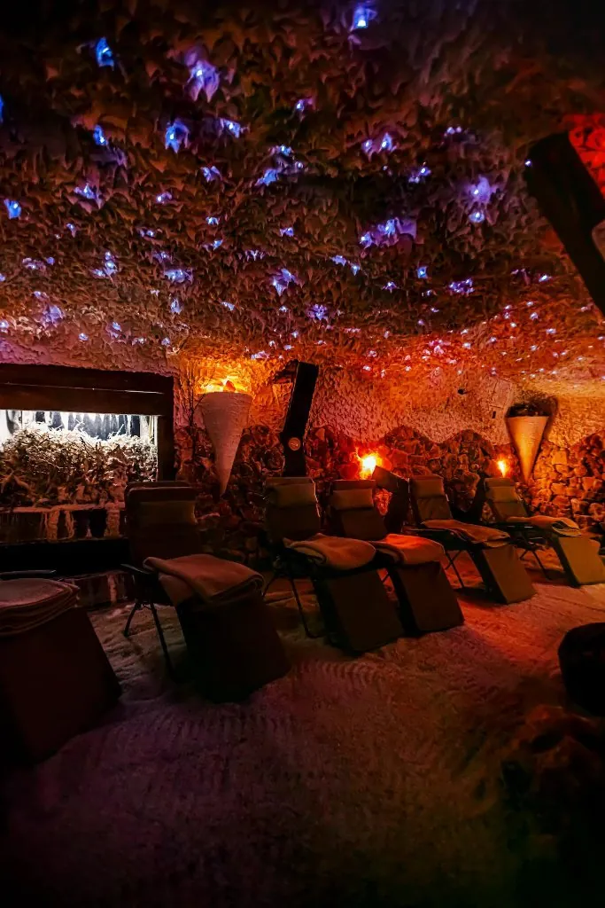 Salzgrotte Salzkotten: Decke aus Salzkristallen mit kleinen Lichtpunkten über den Liegen