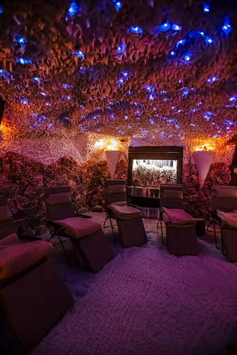 Salzgrotte Salzkotten: Liegen mit Decken im Kreis unter der Salzkristalldecke mit blauen Lichtpunkten