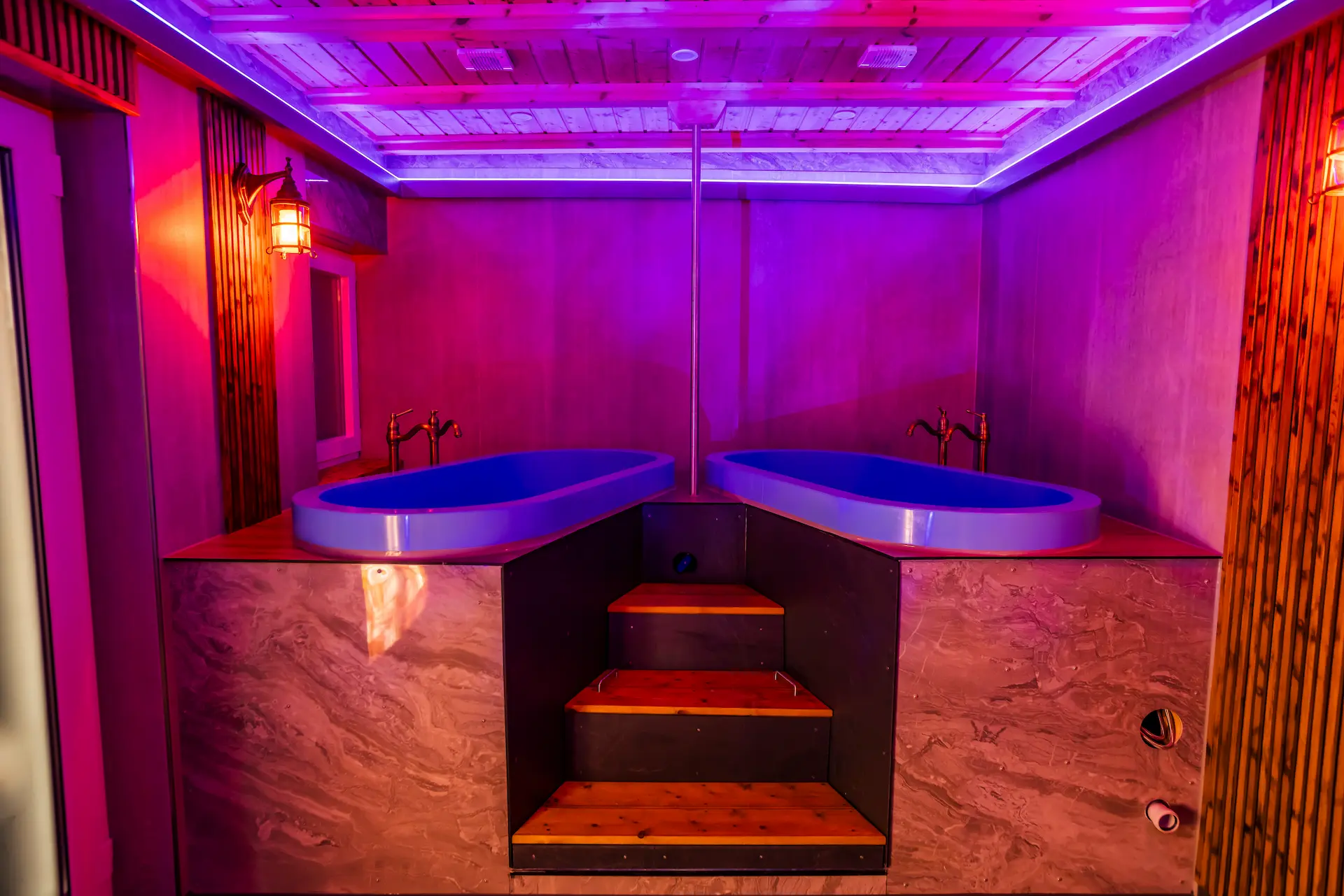Zwei moderne Bier-Spa-Wannen im stilvollen Innenraum mit stimmungsvoller Beleuchtung – einzigartiges Badeerlebnis mit Malz, Hopfen und Hefe