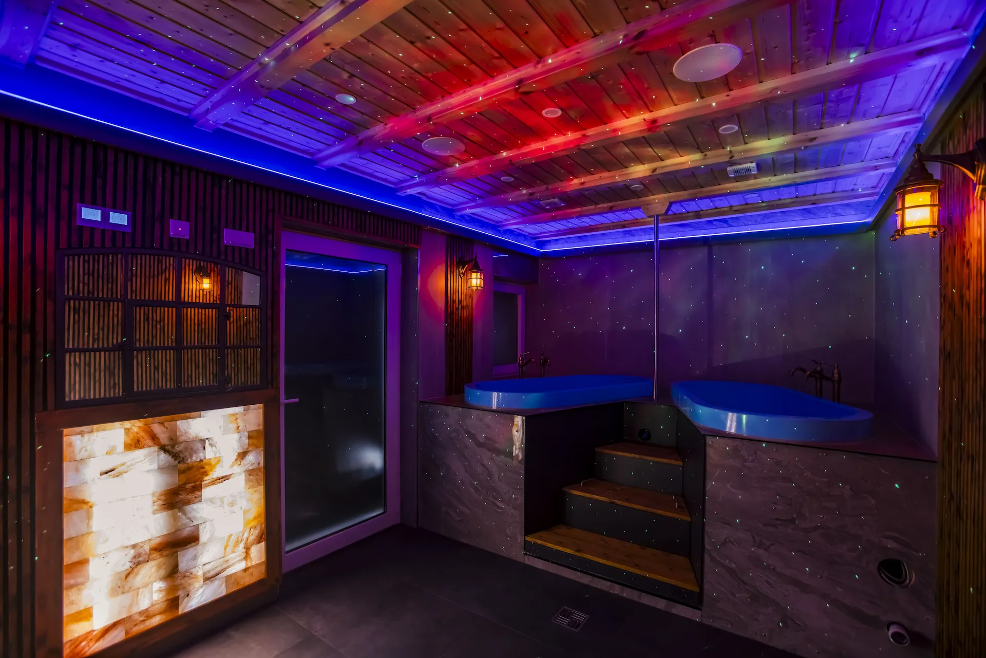 Zwei rustikale Badezuber im Bier-Spa des Institut Wellness in Salzkotten – perfekt für entspannte Stunden mit Hopfen, Malz und Wärme in gemütlicher Atmosphäre.