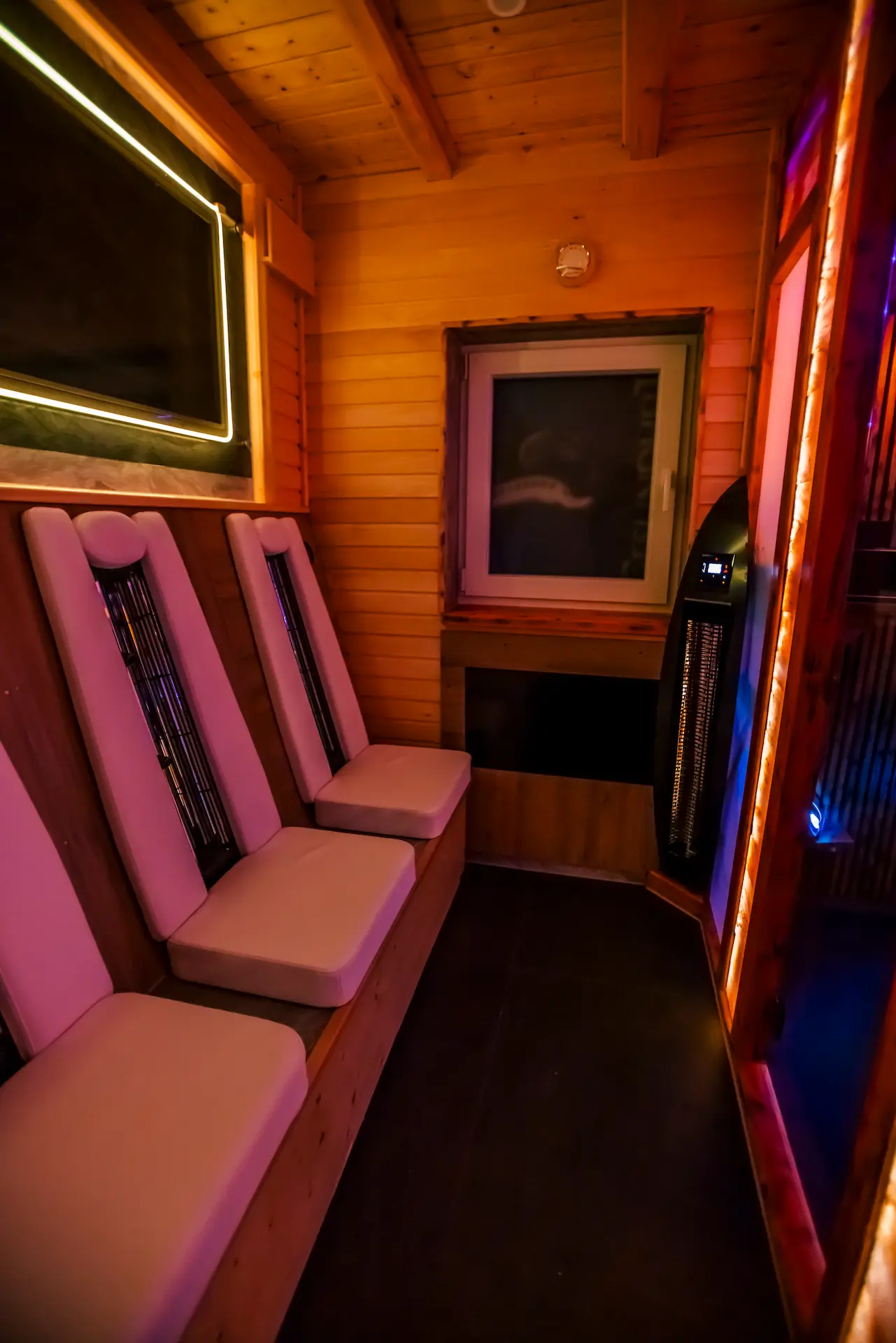 Moderner Infrarotraum mit komfortablen Sitzplätzen – sanfte Tiefenwärme für Entspannung und Muskelregeneration im Bier-Spa