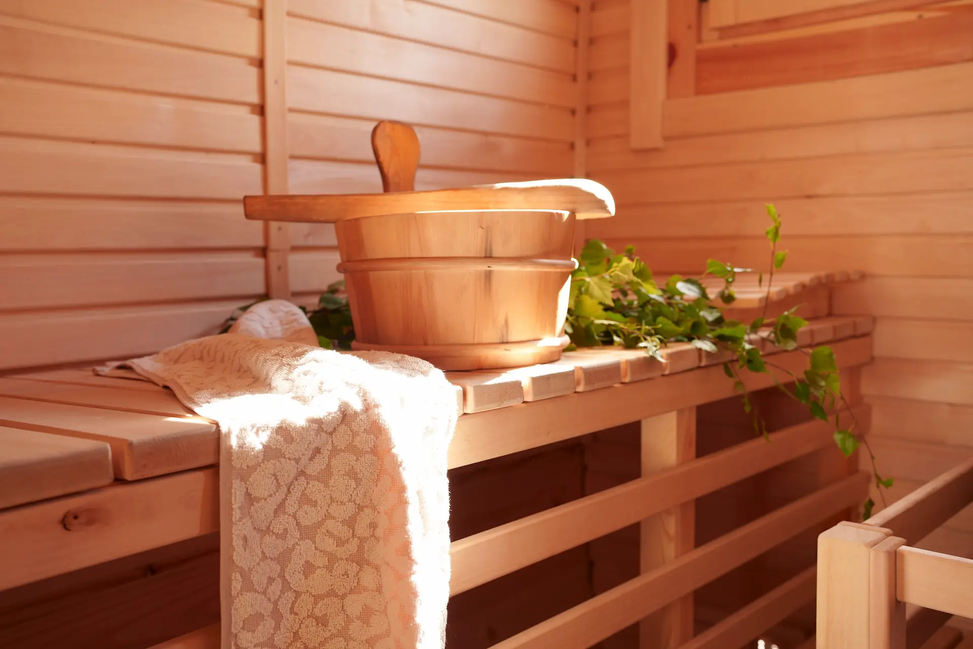 Moderner Saunaraum mit Holzbank und Aufgusseimer – entspannendes Sauna-Erlebnis im Bier-Spa