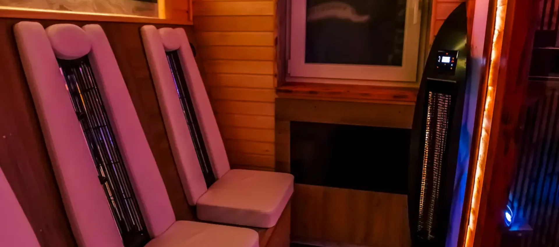 Infrarotraum mit Tiefenwärme im Bier-Spa Salzkotten Moderner Infrarotraum mit komfortablen Sitzplätzen – sanfte Tiefenwärme für Entspannung und Muskelregeneration im Bier-Spa